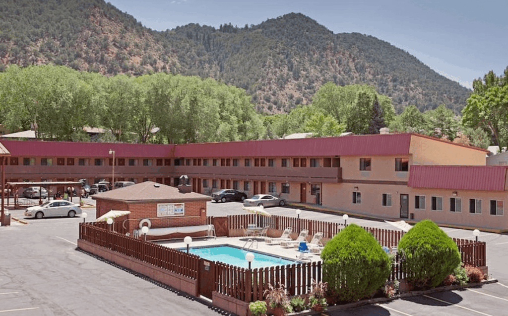 glenwood springs places to stay